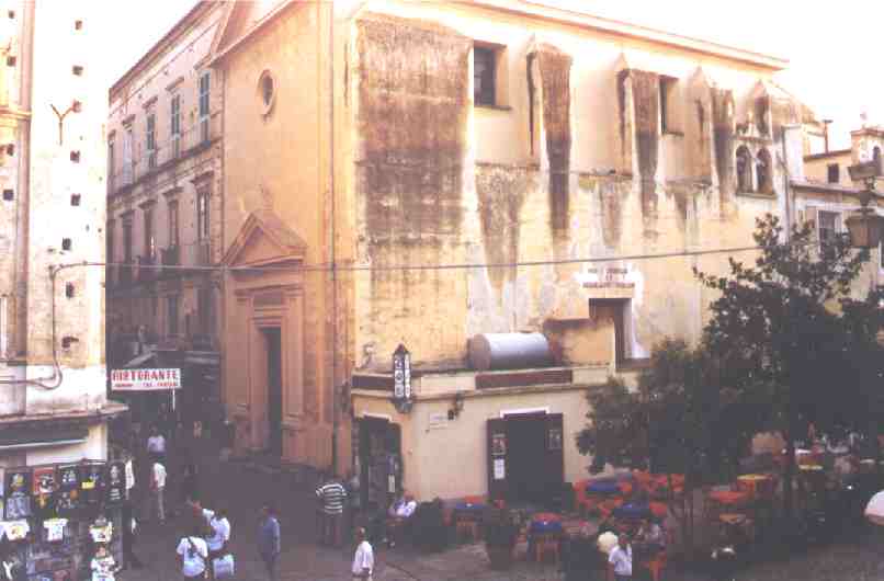Un'immagine degli anni ottanta del Royal Bar, addossato alla chiesa di Santa Caterina, prima del restauro della facciata