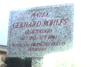 La targa della piazza di Badolato intitolata a Gerhard Rohlfs
