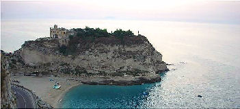Tropea. Una suggestiva immagine ottobrina di Santa Maria dell'Isola. Sullo sfondo, all'orizzone, si staglia la figura dello Stromboli