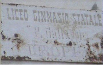 Gli anni si fanno sentire anche per la targa del Liceo.