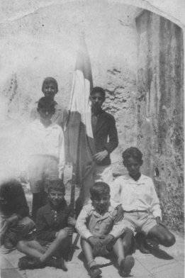 Tropea 1939. L'Autore (il secondo seduto da destra) con un gruppo di coetanei dell'Azione Cattolica.