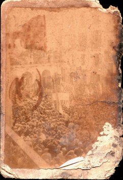 La foto nella sua interezza. Ritrae la manifestazione in onore dell'On. Squitti a Tropea il 12 aprile 1898. Nell'angolo sinistro in basso la scritta che indica l'avvenimento