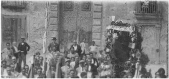 Un'antica immagine (inizi '900), dell'entrata del palazzo vescovile di Tropea su Piazza Duomo