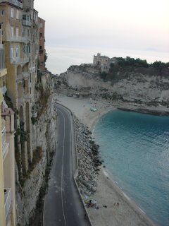 Il punto dell'impatto del masso roccioso sull'asfalto del lungomare