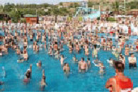Aquapark di Zambrone. La piscina per adulti con la simulazione delle onde marine.