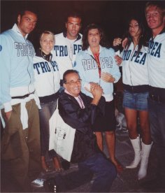 Alfonso Anastasio in ginocchio ringrazia la troupe del film che indossa la sua felpa tropeana