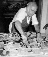 Mimmo Rotella al lavoro