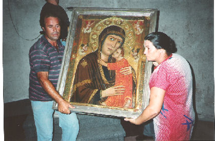 Un momento della calata della Madonna di Romania dall'Altare Maggiore
