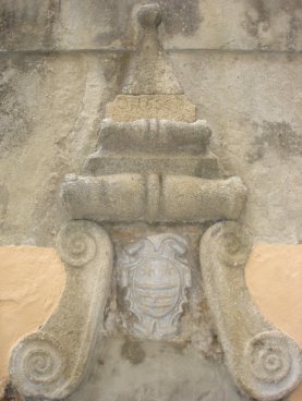 Fontana Barone. La veduta d'assieme dei componenti di travertino lavorato