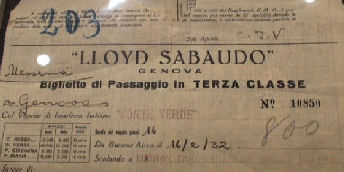 Materiale da collezione proveniente da 'Le Stanze della Luna' di Franco Vallone e esposto al Museo Nazionale dell'Emigrazione Italiana (MEI)
